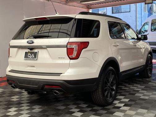 White Platinum Metallic Tri-Coat 2018 Ford Explorer XLT