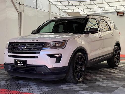 White Platinum Metallic Tri-Coat 2018 Ford Explorer XLT