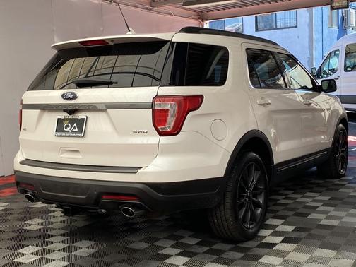 White Platinum Metallic Tri-Coat 2018 Ford Explorer XLT