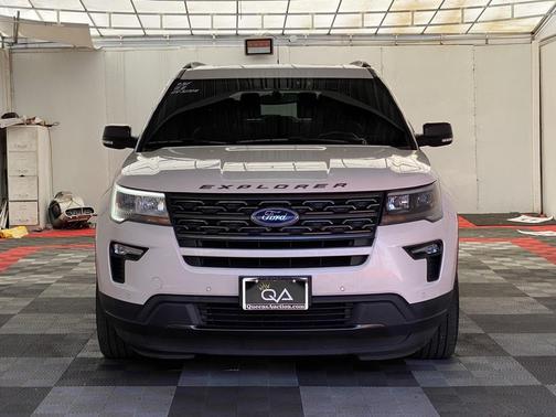 White Platinum Metallic Tri-Coat 2018 Ford Explorer XLT