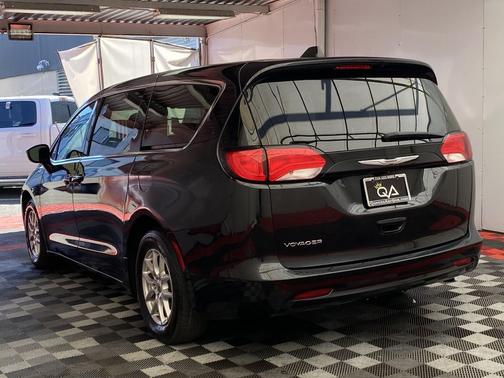 Brilliant Black Crystal Pearlcoat 2022 Chrysler Voyager LX