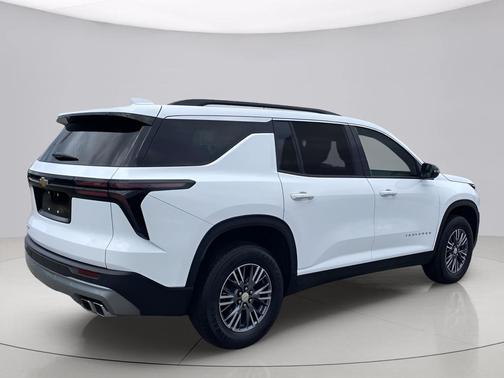 Summit White 2025 Chevrolet Traverse LT