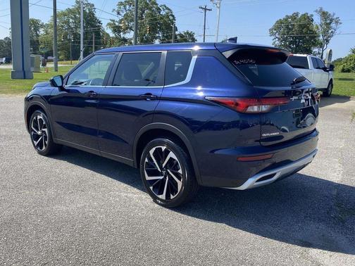 Cosmic Blue Metallic 2024 Mitsubishi Outlander SE