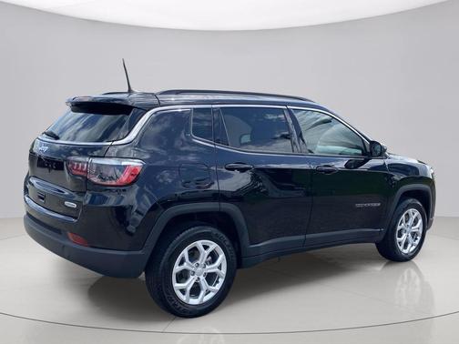 Diamond Black 2024 Jeep Compass Latitude