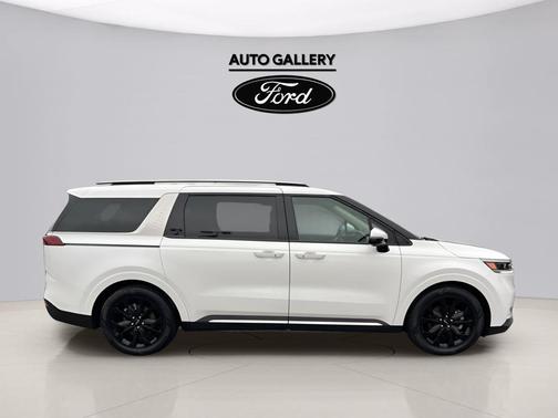 Snow White Pearl 2024 Kia Carnival SX