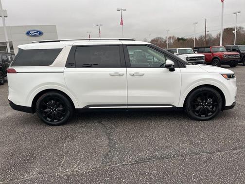 Snow White Pearl 2024 Kia Carnival SX