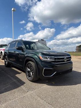 Racing Green 2021 Volkswagen Atlas 3.6 V6 SE w/ Technology R-Line