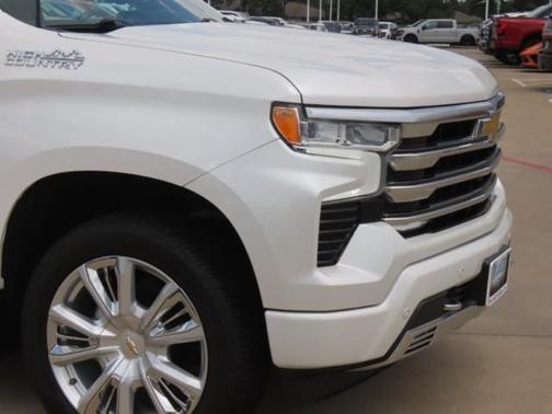 Iridescent Pearl Tricoat 2023 Chevrolet Silverado 1500 High Country