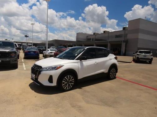 2022 Nissan Kicks SV