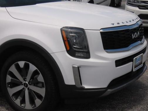 Glacial White Pearl 2022 Kia Telluride S