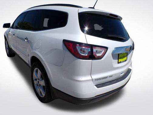 Iridescent Pearl Tricoat 2017 Chevrolet Traverse 1LT