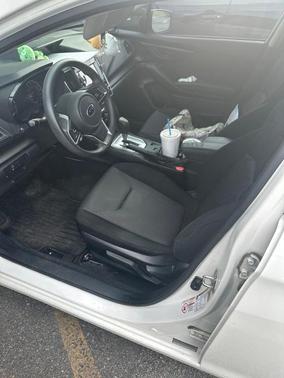 Crystal White Pearl 2017 Subaru Impreza 2.0i