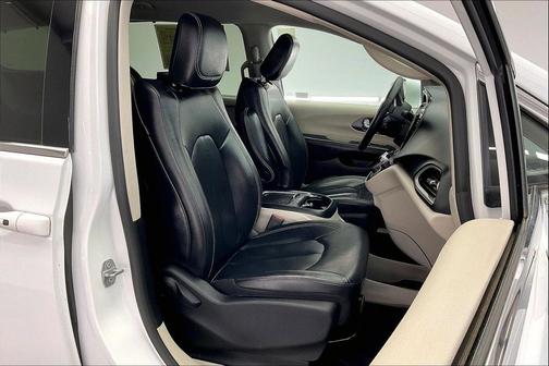 Bright White Clearcoat 2022 Chrysler Pacifica Touring L
