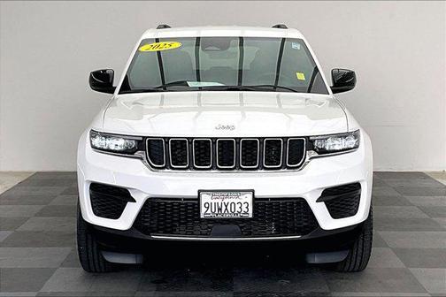 Bright White Clearcoat 2025 Jeep Grand Cherokee Laredo