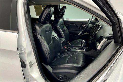 Bright White Clearcoat 2017 Jeep Cherokee Overland