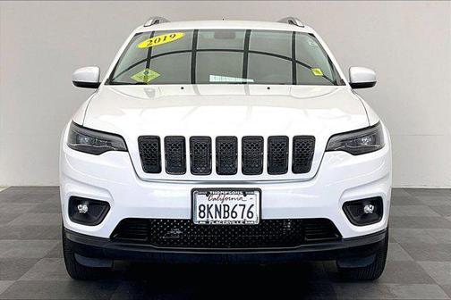 Bright White Clearcoat 2019 Jeep Cherokee Latitude