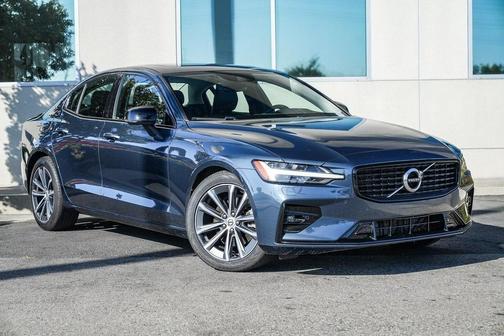 2022 Volvo S60 B5 Momentum