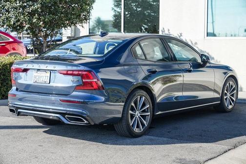 2022 Volvo S60 B5 Momentum