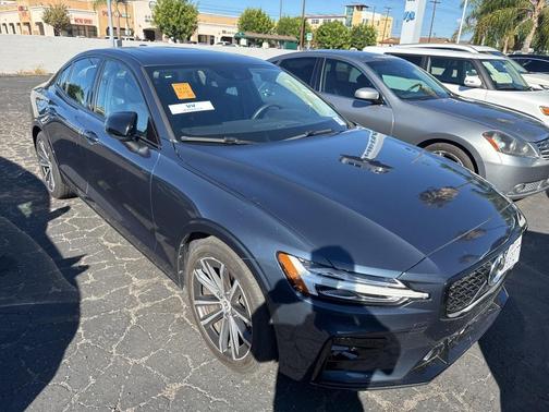 2022 Volvo S60 B5 Momentum