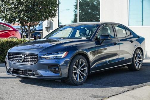 2022 Volvo S60 B5 Momentum