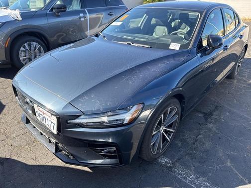 2022 Volvo S60 B5 Momentum