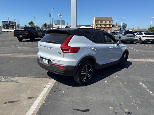 2022 Volvo XC40 T5 R-Design