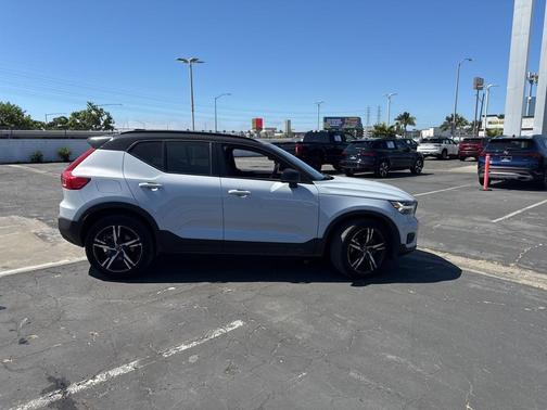 2022 Volvo XC40 T5 R-Design