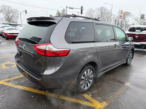 2018 Toyota Sienna LE