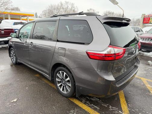 2018 Toyota Sienna LE