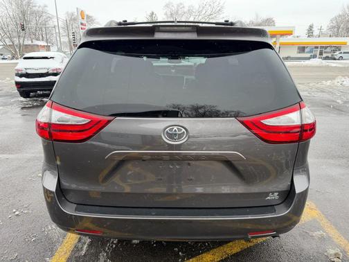 2018 Toyota Sienna LE