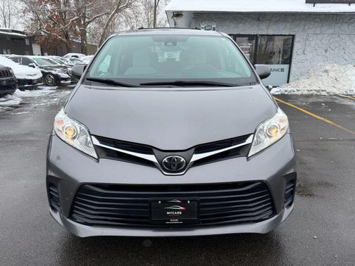 2018 Toyota Sienna LE