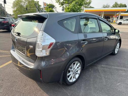 2014 Toyota Prius v Five