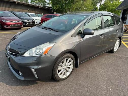 2014 Toyota Prius v Five