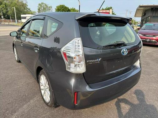 2014 Toyota Prius v Five