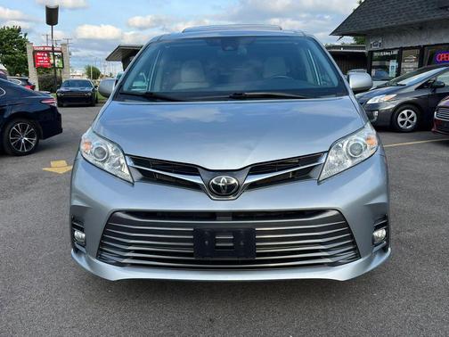 Celestial Silver Metallic 2019 Toyota Sienna XLE Premium