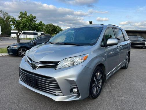 Celestial Silver Metallic 2019 Toyota Sienna XLE Premium