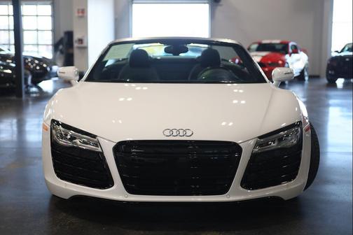 Ibis White/Black Roof 2015 Audi R8 5.2