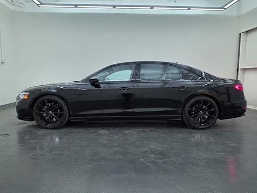 Mythos Black Metallic 2022 Audi S8 4.0T