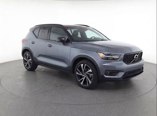Gray Metallic 2019 Volvo XC40 T5 R-Design