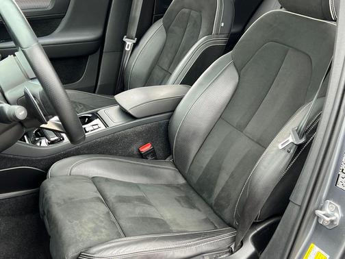 Gray Metallic 2019 Volvo XC40 T5 R-Design