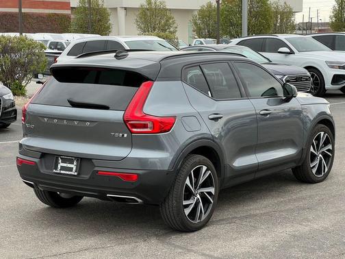 Gray Metallic 2019 Volvo XC40 T5 R-Design