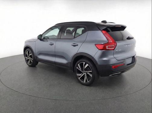 Gray Metallic 2019 Volvo XC40 T5 R-Design