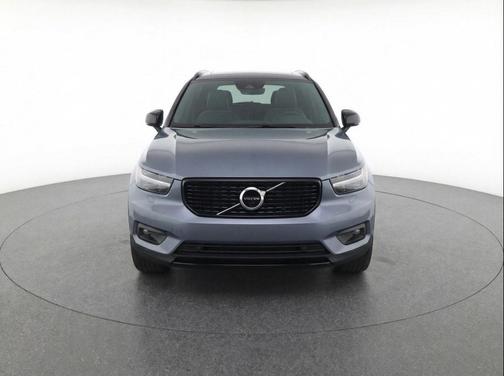 Gray Metallic 2019 Volvo XC40 T5 R-Design