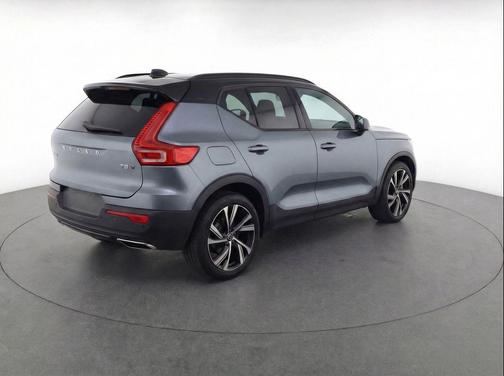 Gray Metallic 2019 Volvo XC40 T5 R-Design