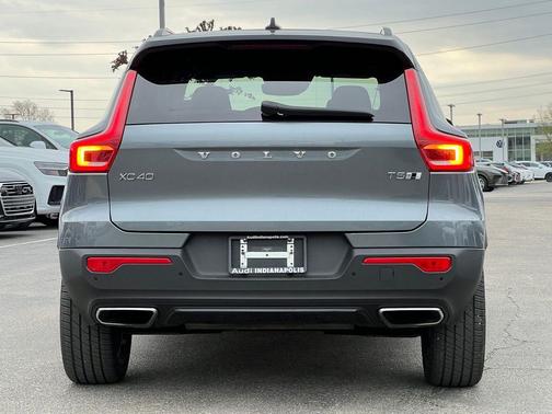 Gray Metallic 2019 Volvo XC40 T5 R-Design