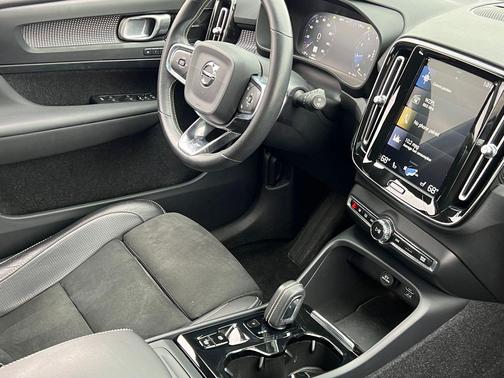 Gray Metallic 2019 Volvo XC40 T5 R-Design
