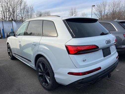 Glacier White Metallic 2026 Audi Q7 55 Premium Plus