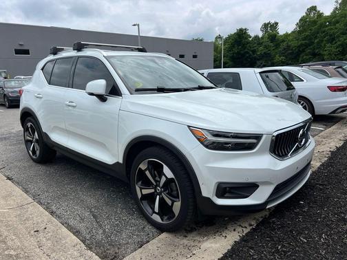 Crystal White 2019 Volvo XC40 T5 Inscription