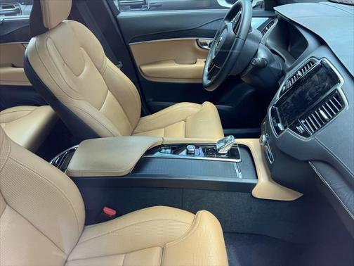2023 Volvo XC90 Recharge Plug-In Hybrid T8 Ultimate Bright Theme 7-Seater