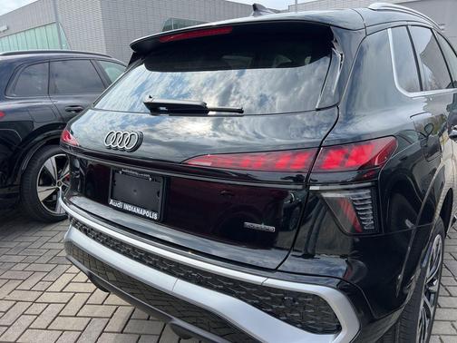 Mythos Black Metallic 2026 Audi Q3 TFSI quattro S tronic